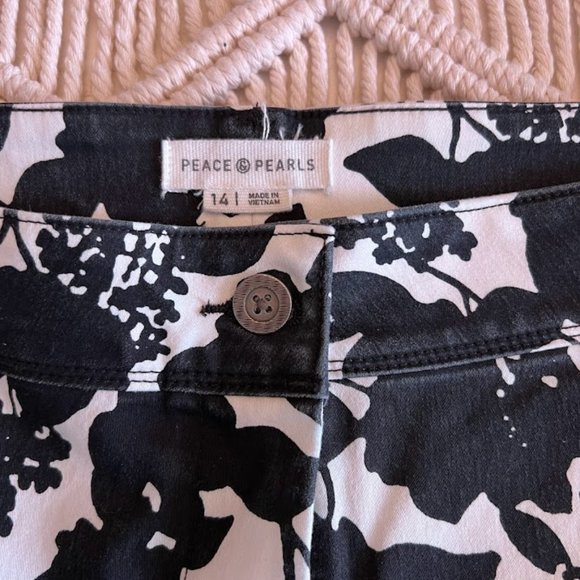 The cutest Black & White PEACE & PEARLS floral print shorts size 14 - Picture 4 of 4